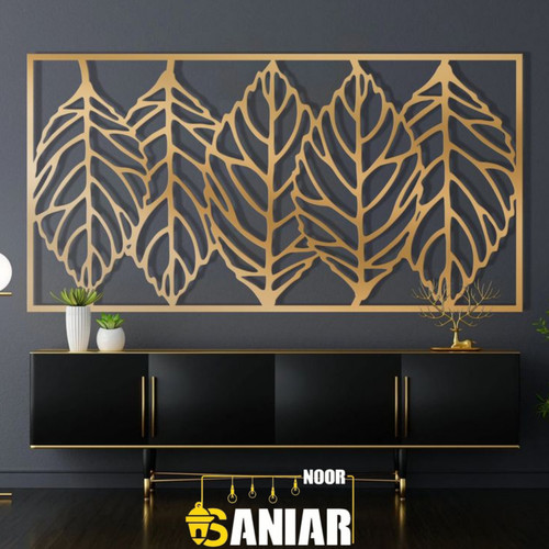 تابلو دکوراتیو فلزی طلایی طرح برگهای پهن افقی نصب شده روی دیوار دودی تیره بالای میز کنسول مشکی با اکسسوریهای مینیمال»