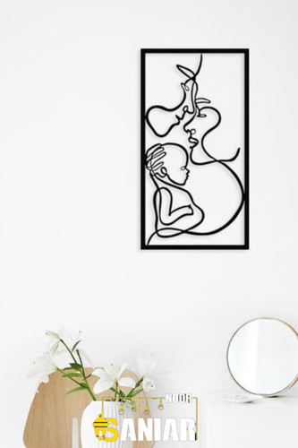 تابلو دکوراتیو مشکی مینیمال با طرح لاینآرت خانواده شامل چهره پدر، مادر و فرزند روی دیوار سفید مدرن بالای میز کنسول».