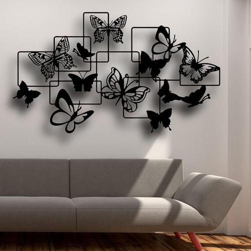 دیوارکوب بزرگ فلزی مشکی با طرح پروانههای متنوع در میان کادرهای مربعی درهمتنیده، نصب شده روی دیوار سفید اتاق نشیمن».