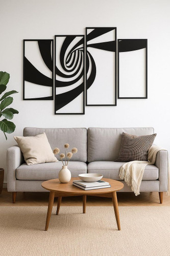 ست چهار تایی قاب فلزی مشکی با طرح مارپیچ هندسی که به صورت متقارن و پلکانی روی دیوار سفید بالای کاناپه طوسی نصب شده است».