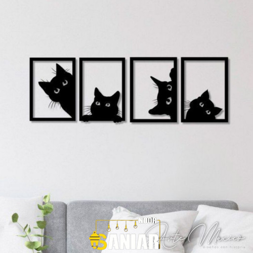 چهار عدد قاب فلزی مشکی کوچک با طرح گربههای سیاه که از گوشههای قاب به بیرون نگاه میکنند، نصب شده به صورت افقی بالای یک مبل طوسی روشن».