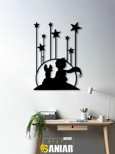 «یک تابلو فلزی مشکی بزرگ با طرح شازده کوچولو و روباه که روی یک نیمدایره نشستهاند و ستارههای دنبالهدار بالای سرشان است، نصب شده روی دیوار سفید بالای میز تحریر مدرن».