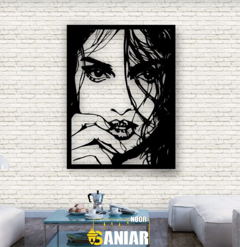 «یک تابلو فلزی مشکی بزرگ با طرح خطی چهره یک زن با موهای پریشان، نصب شده روی یک دیوار آجری سفید بالای میز جلو مبلی مدرن».