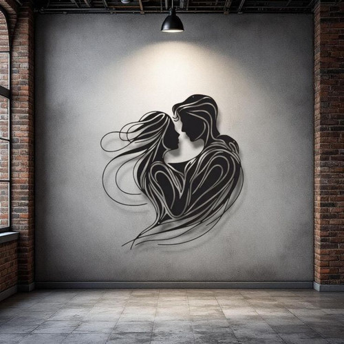 تابلو فلزی لاینآرت مشکی از آغوش عاشقانه یک زن و مرد با خطوط سیال که روی دیوار بزرگ پذیرایی نصب شده است.»