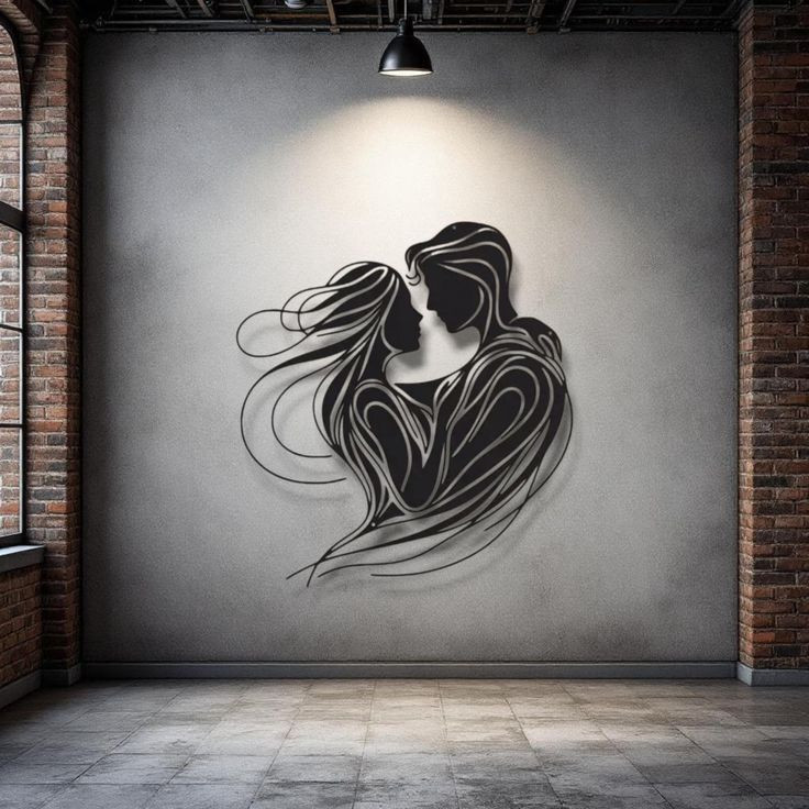 تابلو فلزی لاینآرت مشکی از آغوش عاشقانه یک زن و مرد با خطوط سیال که روی دیوار بزرگ پذیرایی نصب شده است.»