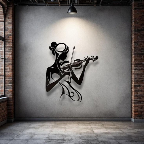 یک تابلو فلزی مشکی طرح لاینآرت از زنی در حال نواختن ویولن که روی دیوار طوسی یک اتاق مدرن نصب شده است.»
