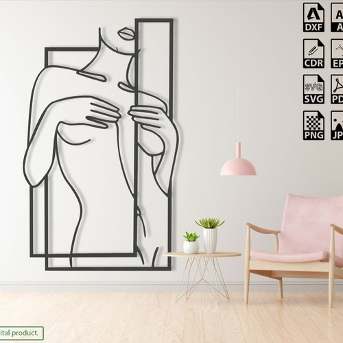 یک تابلو فلزی مشکی با طرح خطی نیمتنه یک زن که در میان دو کادر مستطیلی قرار گرفته و روی دیوار سفید یک اتاق نشیمن مدرن نصب شده است.»