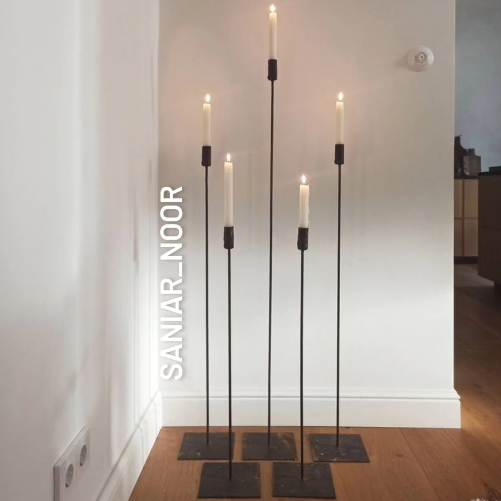 جا شمعی کنار سالنی مدرن مینیمال