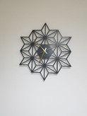 ساعت-دیواری-فلزی-طرح-ستاره-هندسی-مشکی-طلایی-مدرن-شرکت-سانیار-نور