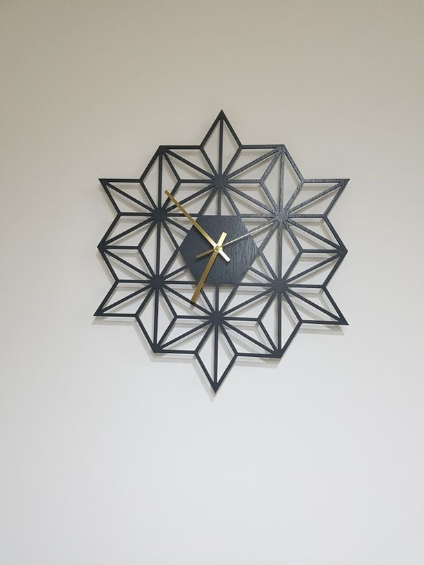 ساعت-دیواری-فلزی-طرح-ستاره-هندسی-مشکی-طلایی-مدرن-شرکت-سانیار-نور